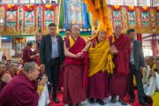 Его Святейшество Далай-лама прибывает в зал собраний монастыря Дрепунг Лачи. Мундгод, штат Карнатака, Индия. 24 декабря 2025 г. Фото: Тензин Чойджор (Офис ЕСДЛ)