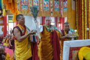 Мастер ритуального пения возглавляет молебен о долголетии Его Святейшества Далай-ламы в монастыре Дрепунг Лачи. Мундгод, штат Карнатака, Индия. 24 декабря 2025 г. Фото: Тензин Чойджор (Офис ЕСДЛ)