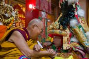 Оракул Нечунг передает послание Его Святейшеству Далай-ламе во время церемонии подношения молебна о долголетии в монастыре Дрепунг Лачи. Мундгод, штат Карнатака, Индия. 24 декабря 2025 г. Фото: Тензин Чойджор (Офис ЕСДЛ)