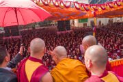 Его Святейшество Далай-лама машет рукой монахам, которые участвовали в молебне о его долголетии, расположившись во дворе монастыря Дрепунг Лачи. Мундгод, штат Карнатака, Индия. 24 декабря 2025 г. Фото: Тензин Чойджор (Офис ЕСДЛ)
