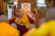 Его Святейшество Далай-лама возглавляет церемонию дарования обетов полностью посвященных монахов на площадке для философских диспутов монастыря Дрепунг Гоманг. Мундгод, штат Карнатака, Индия. 25 декабря 2025 г. Фото: Тензин Чойджор