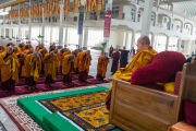 Монахи читают благодарственные молитвы в завершение церемонии дарования обетов гелонгов, возглавляемой Его Святейшеством Далай-ламой, на площадке для философских диспутов монастыря Дрепунг Гоманг. Мундгод, штат Карнатака, Индия. 25 декабря 2025 г. Фото: Тензин Чойджор