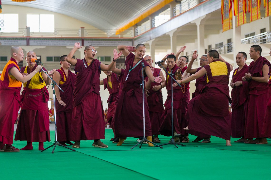 Фото. Далай-лама посетил сессию ежегодных зимних философских диспутов в монастыре Дрепунг Гоманг
