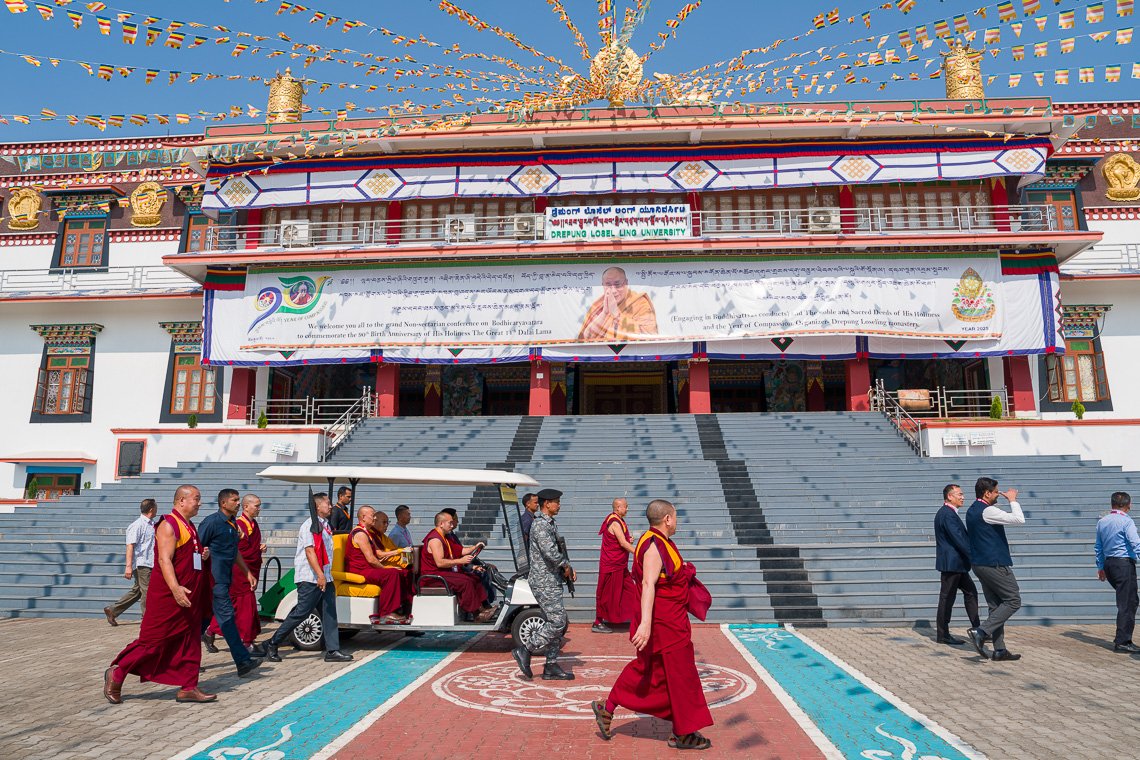 Фото. Далай-лама посетил заключительную сессию зимних философских диспутов в монастыре Дрепунг Лоселинг
