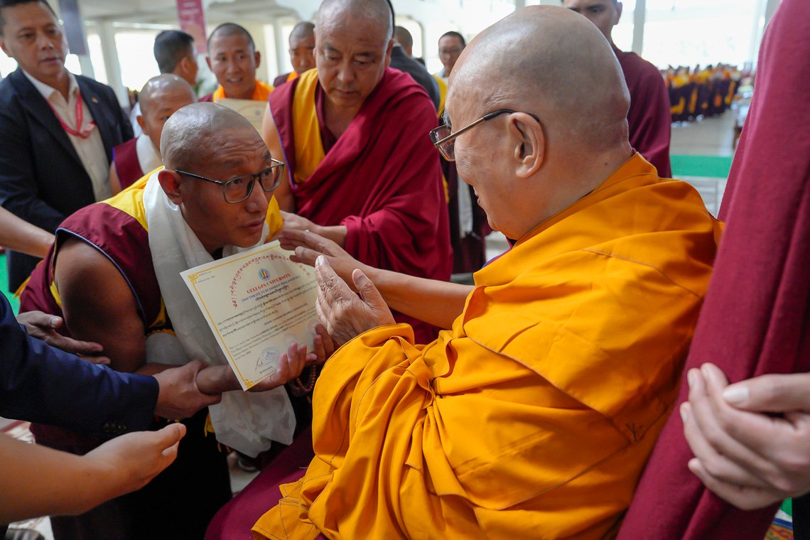 Фото. Далай-лама благословил новых обладателей степени геше-лхарамбы