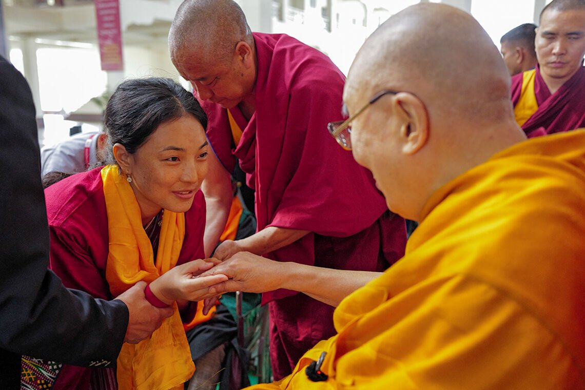 Видео. Его Святейшество Далай-лама продолжает встречи с паломниками в монастыре Дрепунг Гоманг