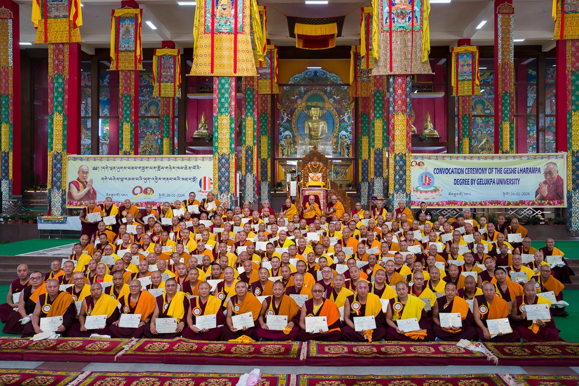 Фото. Далай-лама благословил новых обладателей степени геше-лхарамбы