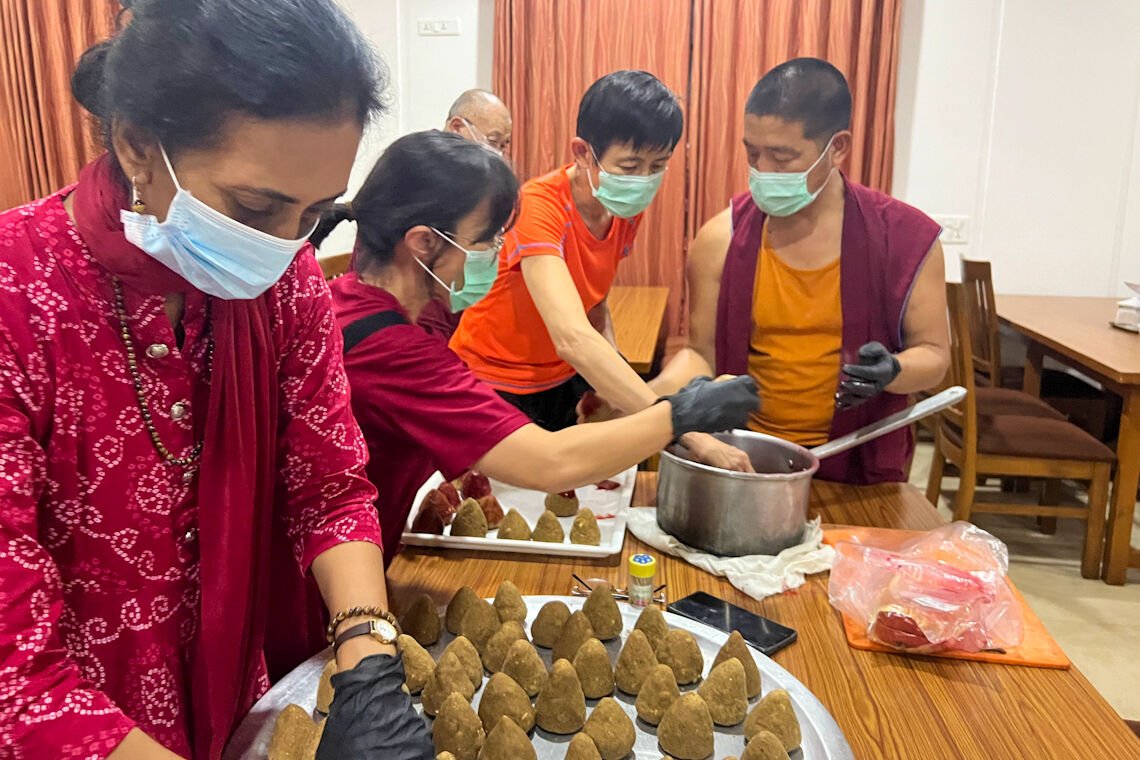 Участники ретрита готовятся к церемонии «цог»