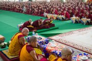 Монахи и миряне, собравшиеся на ежегодные зимние философские диспуты в монастыре Дрепунг Гоманг, ожидают прибытия Его Святейшества Далай-ламы на площадку для диспутов. Мундгод, штат Карнатака, Индия. 4 января 2026 г. Фото: Тензин Чойджор