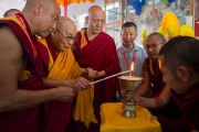 Его Святейшество Далай-лама зажигает масляный светильник на площадке для диспутов в монастыре Дрепунг Лоселинг перед началом заключительной сессии ежегодных зимних философских диспутов. Мундгод, штат Карнатака, Индия. 18 января 2026 г. Фото: Тензин Чойджор