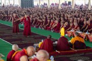 Старшие монахи присоединяются к диспуту во время заключительной сессии ежегодных зимних философских диспутов в присутствии Его Святейшества Далай-ламы в монастыре Дрепунг Лоселинг. Мундгод, штат Карнатака, Индия. 18 января 2026 г. Фото: Тензин Чойджор