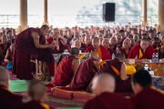 Геше Палден Дракпа участвует в диспуте во время заключительной сессии ежегодных зимних философских диспутов в присутствии Его Святейшества Далай-ламы в монастыре Дрепунг Лоселинг. Мундгод, штат Карнатака, Индия. 18 января 2026 г. Фото: дост. Замлинг Норбу