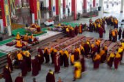 Монахи, принимающие обеты гелонгов, выстроились в очередь, чтобы получить новые монашеские одеяния, благословленные старшими монахами, в один из заключительных дней посвящений на площадке для диспутов в монастыре Дрепунг Гоманг. Мундгод, штат Карнатака, Индия. 22–25 января 2026 г. Фото: дост. Замлинг Норбу