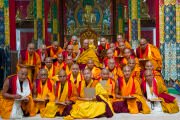 Его Святейшество Далай-лама позирует для фото с монахами, принявшими полные обеты, в один из заключительных дней дарования полных монашеских посвящений на площадке для диспутов в монастыре Дрепунг Гоманг. Мундгод, штат Карнатака, Индия. 22–25 января 2026 г. Фото: Тензин Чойджор
