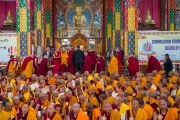 Его Святейшество Далай-лама прибывает на место проведения торжественной церемонии вручения дипломов геше-лхарамбы 354 выпускникам из монастырей Дрепунг, Сера, Ганден, Таши Лхунпо и Рато. Церемония проводится университетом Гелугпа на площадке для философских диспутов монастыря Дрепунг Гоманг. Мундгод, штат Карнатака, Индия. 26 января 2026 г. Фото: Тензин Чойджор (Офис ЕСДЛ)