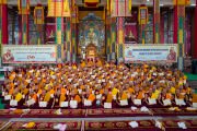 Его Святейшество Далай-лама фотографируется со 174 обладателями ученой степени геше-лхарамбы выпуска 2024 года на площадке для философских диспутов монастыря Дрепунг Гоманг, где проходит торжественная церемония вручения дипломов университетом Гелугпа. Мундгод, штат Карнатака, Индия. 26 января 2026 г. Фото: Тензин Чойджор (Офис ЕСДЛ)