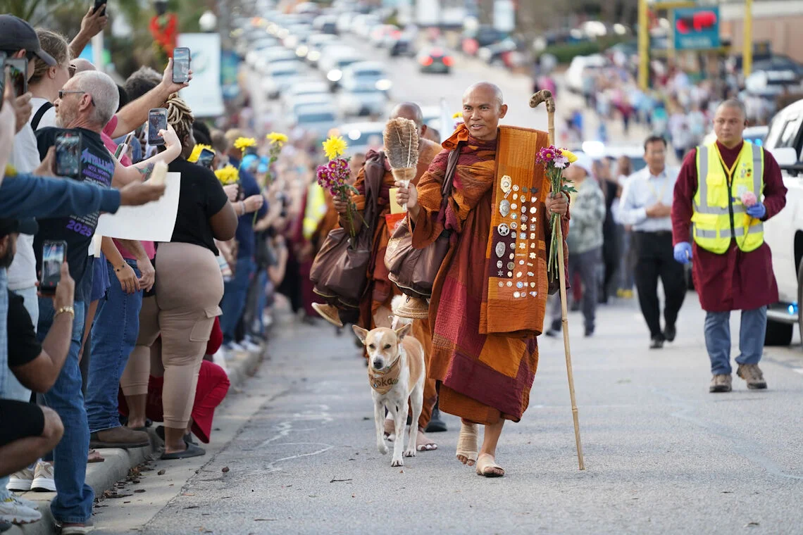 «Смирение и спокойное присутствие». Далай-лама направил послание тхервадинским монахам, завершившим шествие за мир