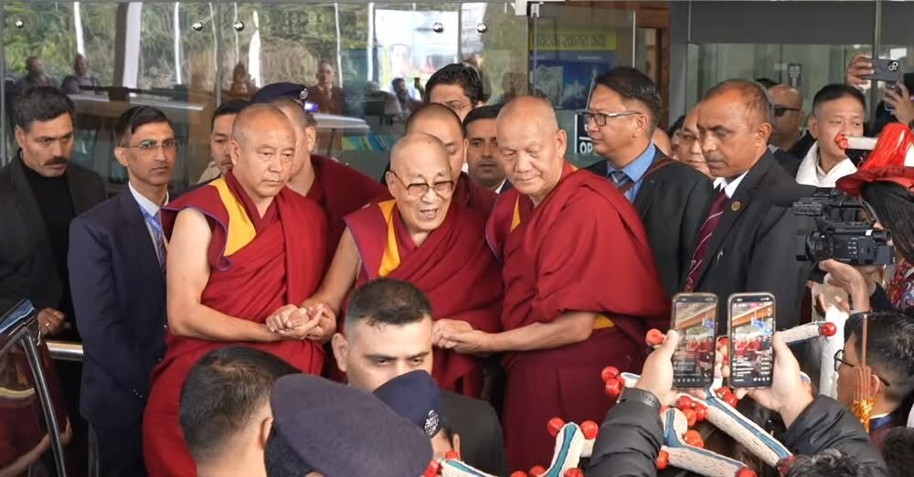 Фото. Его Святейшество Далай-лама прибыл в Дхарамсалу
