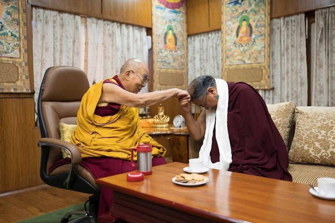 Сакья Гонгма Тричен Ринпоче поздравил Его Святейшество Далай-ламу с премией «Грэмми»