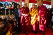 Его Святейшество Далай-лама входит в главный тибетский храм, чтобы принять участие в церемонии подношения ему молебна о долголетии от имени тибетского сообщества. Дхарамсала, штат Химачал-Прадеш, Индия. 23 февраля 2026 г. Фото: Тензин Чойджор