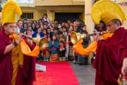 Монахи играют на традиционных музыкальных инструментах, встречая Его Святейшество Далай-ламу в главном тибетском храме перед началом церемонии подношения ему молебна о долголетии от имени тибетского сообщества. Дхарамсала, штат Химачал-Прадеш, Индия. 23 февраля 2026 г. Фото: Тензин Чойджор