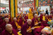 Мастер пения готовит подношение мандалы во время молебна о долголетии Его Святейшества Далай-ламы в главном тибетском храме. Дхарамсала, штат Химачал-Прадеш, Индия. 23 февраля 2026 г. Фото: Тензин Чойджор