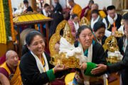 Представители организаторов по очереди проходят перед Его Святейшеством Далай-ламой с подношениями в руках во время молебна о долголетии в главном тибетском храме. Дхарамсала, штат Химачал-Прадеш, Индия. 23 февраля 2026 г. Фото: Тензин Чойджор