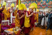 Старшие монахи вместе с другими присутствующими в главном тибетском храме смотрят, как Его Святейшество Далай-лама выходит из зала по окончании молебна о долголетии. Дхарамсала, штат Химачал-Прадеш, Индия. 23 февраля 2026 г. Фото: Тензин Чойджор