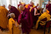 Кандидаты в монахи-послушники слушают наставления старших монахов в ходе церемонии дарования обетов в резиденции Его Святейшества Далай-ламы. Дхарамсала, штат Химачал-Прадеш, Индия. 27 февраля 2026 г. Фото: Тензин Чойджор