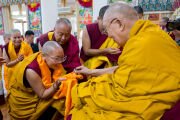 Его Святейшество Далай-лама вручает маленькую статуэтку Будды каждому из монахов и монахинь, принявших обеты послушника, в своей резиденции в Дхарамсале, штат Химачал-Прадеш, Индия. 27 февраля 2026 г. Фото: Тензин Чойджор