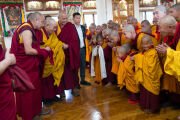 Его Святейшество Далай-лама покидает зал по завершении церемонии дарования монашеских обетов в своей резиденции в Дхарамсале, штат Химачал-Прадеш, Индия. 27 февраля 2026 г. Фото: Тензин Чойджор