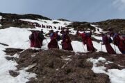 Монахи и монахини традиции друкпа кагью во главе с Гьялвангом Друкпой совершают шествие по заснеженным Гималаям