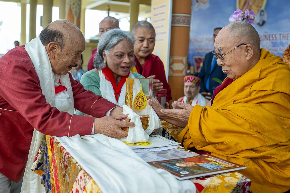 Фото. В Дхарамсале провели молебен о долгой жизни Далай-ламы