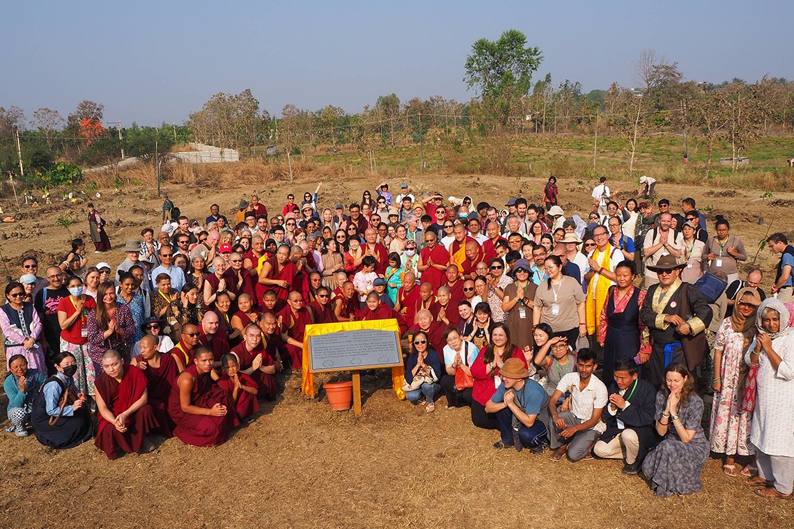 Участники ретрита в монастыре Дрепунг Лоселинг высадили деревья в честь 90-летия Его Святейшества Далай-ламы