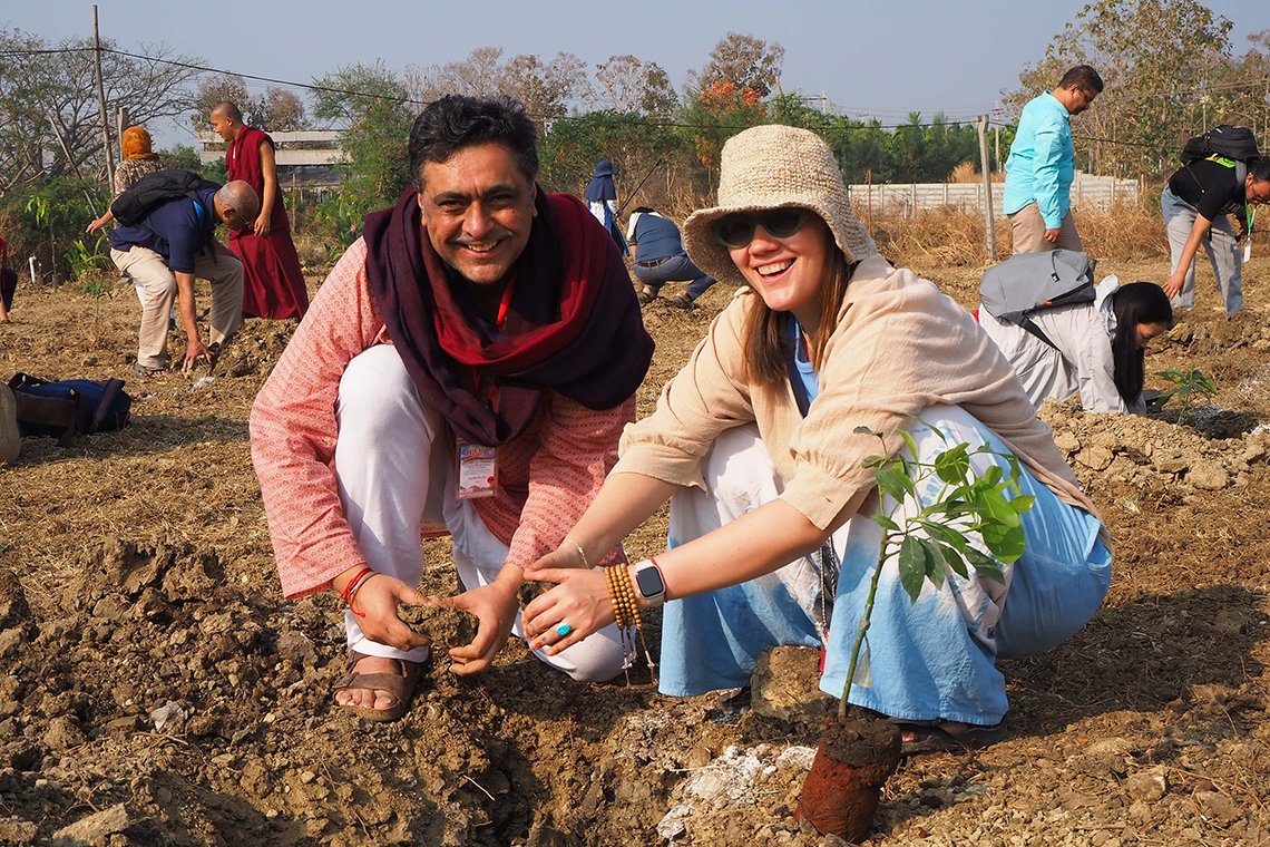Участники ретрита в монастыре Дрепунг Лоселинг высадили деревья в честь 90-летия Его Святейшества Далай-ламы