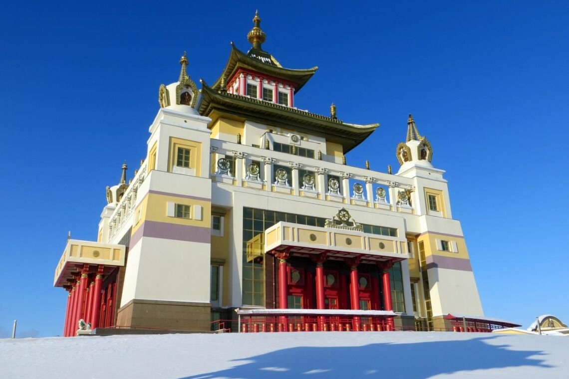 На личную консультацию с монахами из Центрального хурула Калмыкии можно записаться в Москве