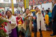 Представители организаторов проходят с подношениями перед троном Его Святейшества Далай-ламы во время молебна о долголетии в главном тибетском храме. Дхарамсала, штат Химачал-Прадеш, Индия. 25 марта 2026 г. Фото: Тензин Чойджор