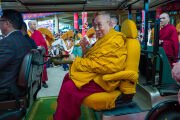 Его Святейшество Далай-лама возвращается в свою резиденцию после молебна о долголетии, который проходил в главном тибетском храме. Дхарамсала, штат Химачал-Прадеш, Индия. 25 марта 2026 г. Фото: Тензин Чойджор