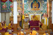 Фото: Его Святейшество Далай-лама наблюдает за тем, как старший монах дает наставления монахам, принимающим полное посвящение, в последний из четырех дней церемонии дарования обетов. Резиденция Его Святейшества Далай-ламы в Дхарамсале, штат Химачал-Прадеш, Индия. 3 марта 2026 г. Фото: Тензин Чойджор