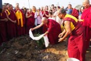 Досточтимый геше Дордже Дамдул сажает дерево