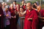 Участники церемонии читают мантру зависимого возникновения вместе с досточтимым геше Дордже Дамдулом