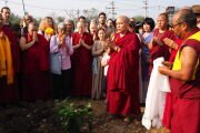 Участники церемонии читают мантру зависимого возникновения вместе с досточтимым геше Дордже Дамдулом