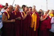 Участники церемонии читают мантру зависимого возникновения вместе с досточтимым геше Дордже Дамдулом