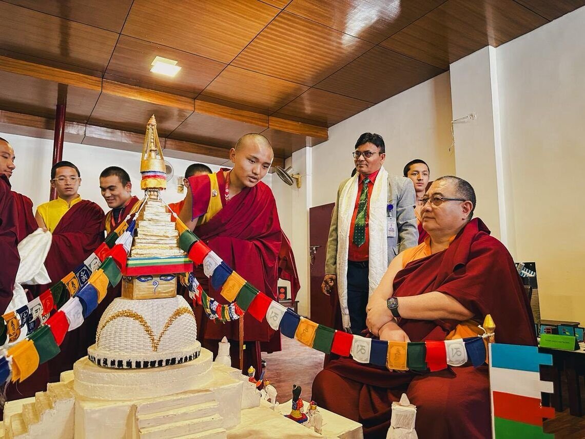 Шечен Рабджам Ринпоче посетил выставку учеников школы Шечен