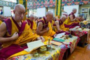 Старшие монахи, участвующие в молебне о долголетии Его Святейшества Далай-ламы в главном тибетском храме. Дхарамсала, штат Химачал-Прадеш, Индия. 22 апреля 2026 г. Фото: Тензин Чойджор