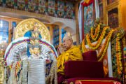 Его Святейшество Далай-лама участвует в молебне о долголетии, организованном обществом «Дхаса Дотё» и ассоциацией «Лодрик» в главном тибетском храме. Дхарамсала, штат Химачал-Прадеш, Индия. 22 апреля 2026 г. Фото: Тензин Чойджор