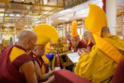 Его Святейшеству Далай-ламе преподносят макет храма Джово в монастыре Дзонгкар Чоде в Тибете во время молебна о долголетии в Старом дворце его резиденции. Дхарамсала, штат Химачал-Прадеш, Индия. 25 апреля 2026 г. Фото: дост. Замлинг Норбу