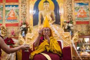 Его Святейшество Далай-лама участвует в молебне о долголетии, поднесенном монастырем Дзонгкар Чоде, в Старом дворце его резиденции. Дхарамсала, штат Химачал-Прадеш, Индия. 25 апреля 2026 г. Фото: Тензин Чойджор