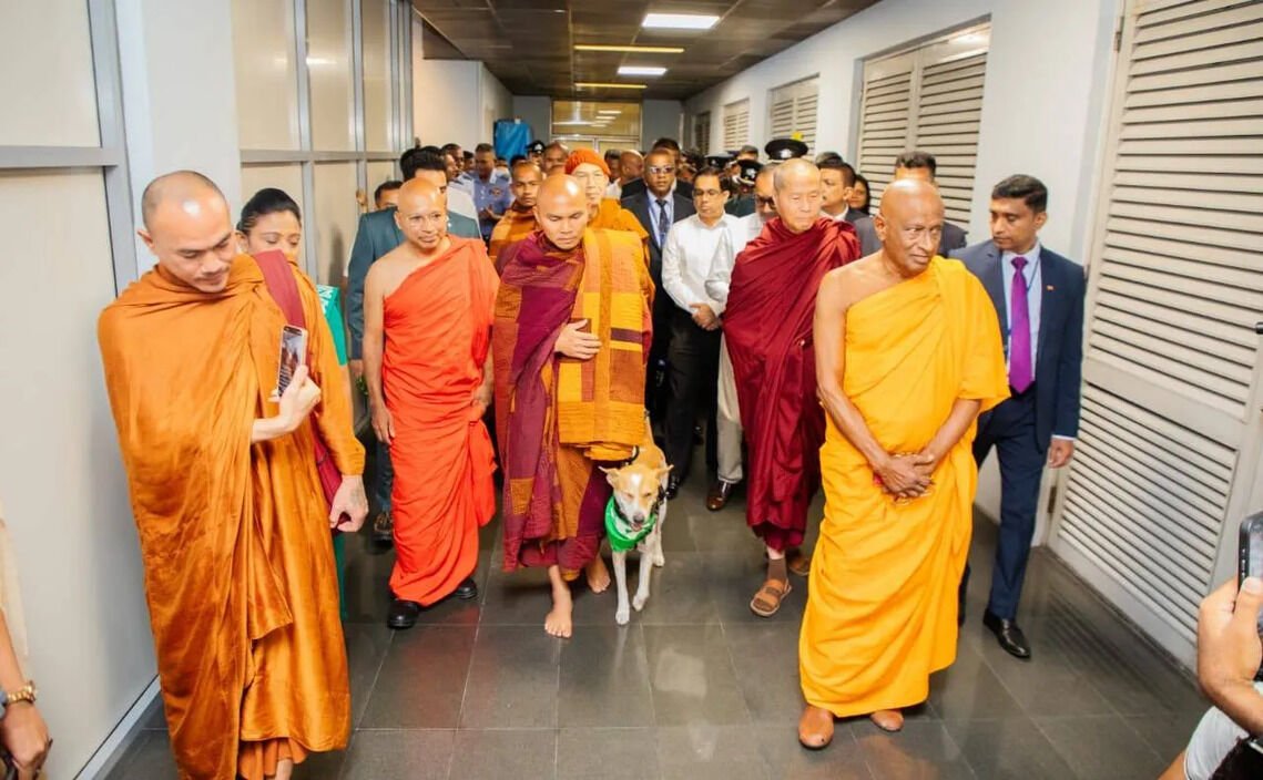В Шри-Ланку прибыл досточтимый Паннакара Тхеро и семь монахов