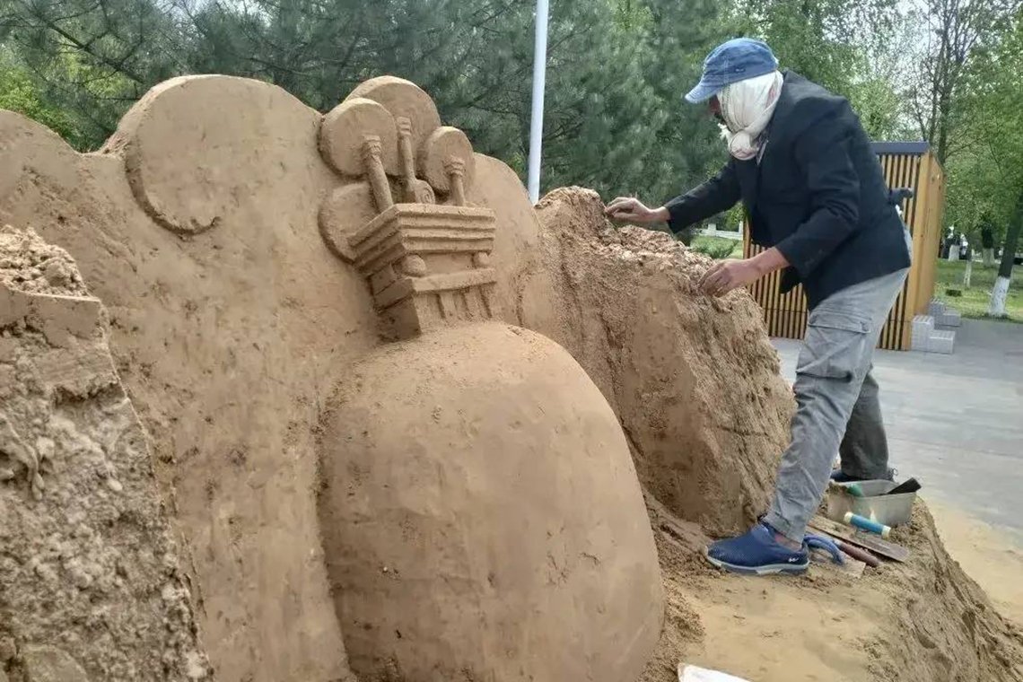 В Калмыкии создают скульптуру паринирваны Будды из песка